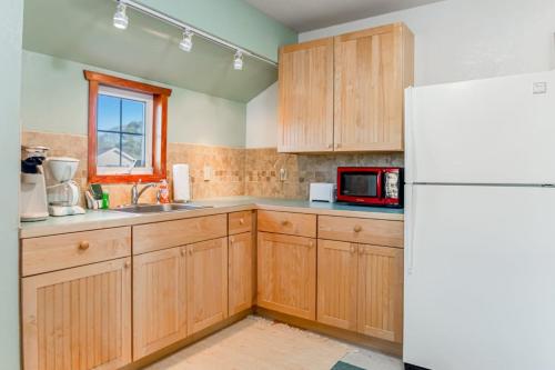 Downtown home with private hot tub & WiFi - walk to beach - dog-friendly yard in Ocean Park (WA)