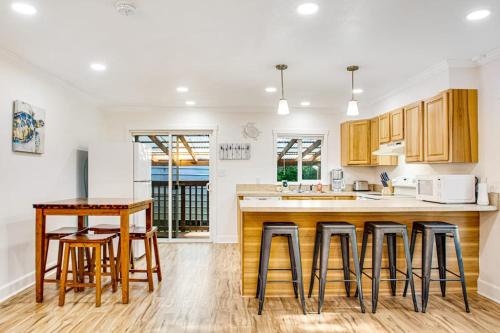 Single-level home with firepit & gas fireplace - walk to the beach 3 dogs OK in Ocean Park (WA)
