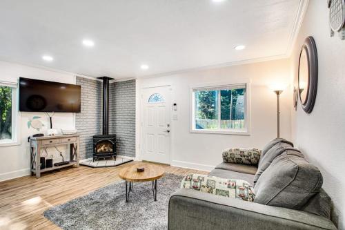 Single-level home with firepit & gas fireplace - walk to the beach 3 dogs OK in Ocean Park (WA)