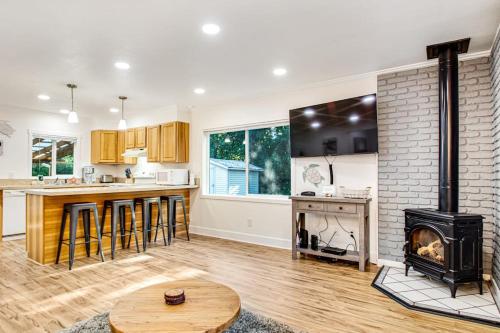 Single-level home with firepit & gas fireplace - walk to the beach 3 dogs OK in Ocean Park (WA)