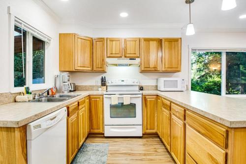 Single-level home with firepit & gas fireplace - walk to the beach 3 dogs OK in Ocean Park (WA)