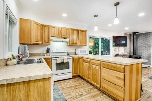 Single-level home with firepit & gas fireplace - walk to the beach 3 dogs OK in Ocean Park (WA)