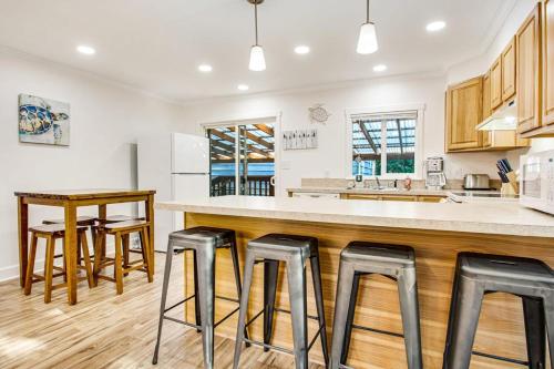 Single-level home with firepit & gas fireplace - walk to the beach 3 dogs OK in Ocean Park (WA)