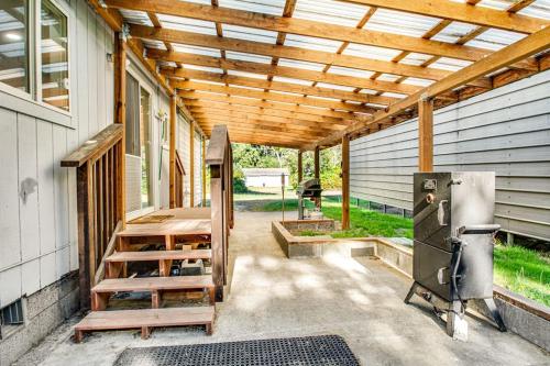 Single-level home with firepit & gas fireplace - walk to the beach 3 dogs OK in Ocean Park (WA)