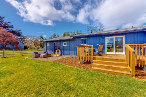 Bright home with large yard deck & firepit - walk to the beach
