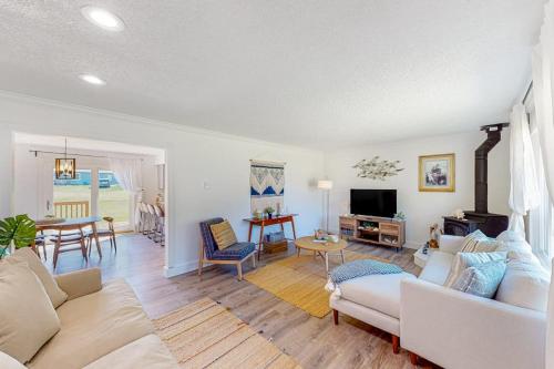 Bright home with large yard deck & firepit - walk to the beach in Ocean Park (WA)
