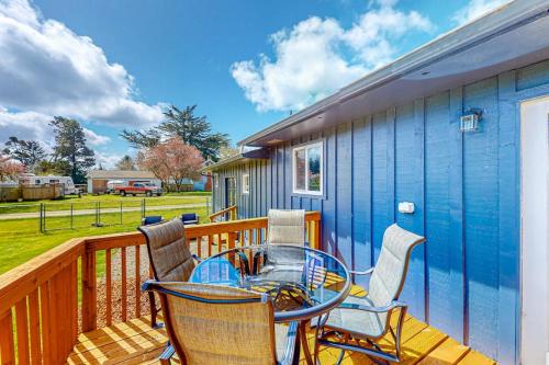 Bright home with large yard deck & firepit - walk to the beach in Ocean Park (WA)