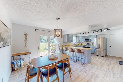 Bright home with large yard deck & firepit - walk to the beach in Ocean Park (WA)