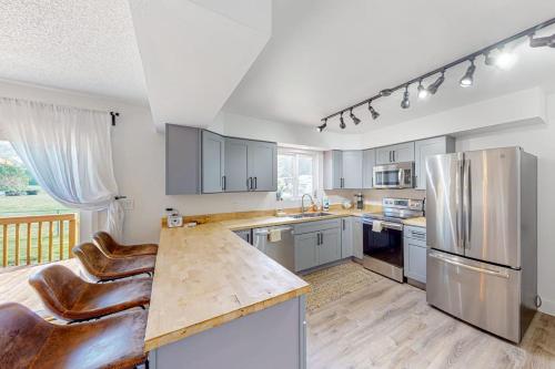 Bright home with large yard deck & firepit - walk to the beach in Ocean Park (WA)