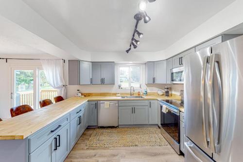 Bright home with large yard deck & firepit - walk to the beach in Ocean Park (WA)