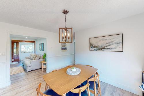 Bright home with large yard deck & firepit - walk to the beach in Ocean Park (WA)