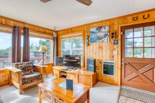 Dog-Friendly Home with Ocean Views Easy Beach and Bay Access and Free WiFi in Bayshore (OR)