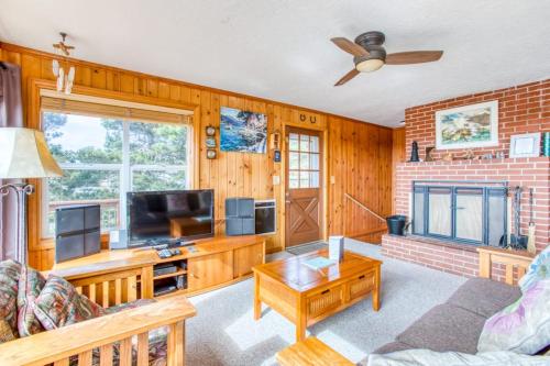 Dog-Friendly Home with Ocean Views Easy Beach and Bay Access and Free WiFi in Bayshore (OR)