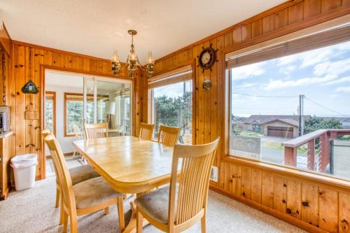 Dog-Friendly Home with Ocean Views Easy Beach and Bay Access and Free WiFi in Bayshore (OR)