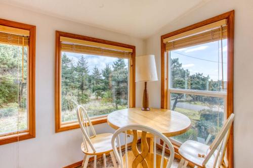Dog-Friendly Home with Ocean Views Easy Beach and Bay Access and Free WiFi in Bayshore (OR)