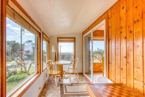Dog-Friendly Home with Ocean Views Easy Beach and Bay Access and Free WiFi in Bayshore (OR)