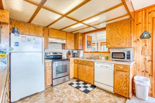 Dog-Friendly Home with Ocean Views Easy Beach and Bay Access and Free WiFi in Bayshore (OR)