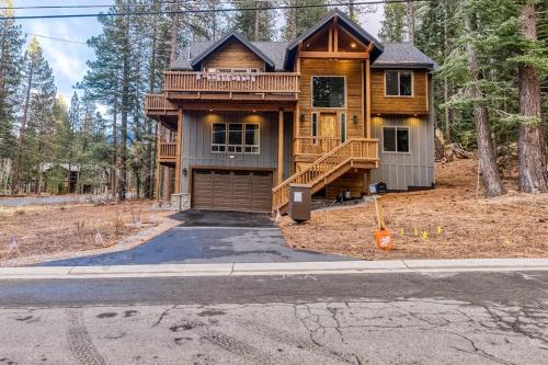 Luxury Home - Pool Table Jetted Tub Fireplaces Free WiFi washer&dryer – khách sạn tại Tahoe Valley