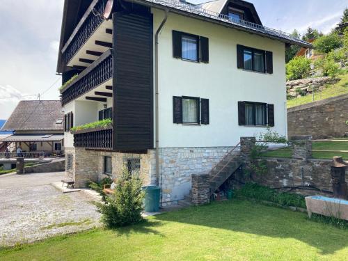 Ferienwohnung mit See- und Bergblick in 多布里奇