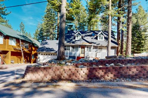 Wildlife Retreat - Embrace nature in South Lake Tahoe with hot tub – khách sạn tại Tahoe Valley
