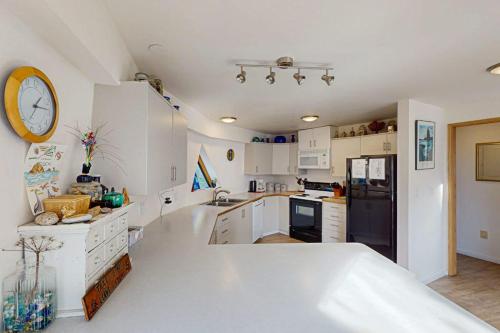 Unique Geodesic Dome Home with WiFi Deck & Lovely Views - 2 Dogs OK in Otter Rock (OR)