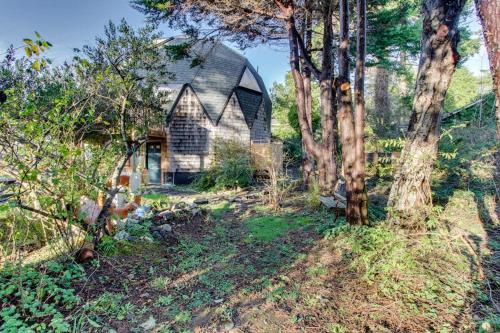 Unique Geodesic Dome Home with WiFi Deck & Lovely Views - 2 Dogs OK in Otter Rock (OR)