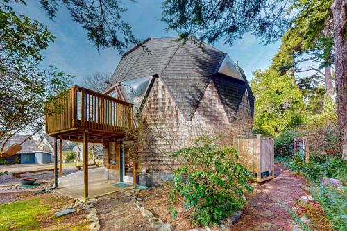 Unique Geodesic Dome Home with WiFi Deck & Lovely Views - 2 Dogs OK in Otter Rock (OR)