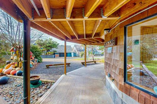 Unique Geodesic Dome Home with WiFi Deck & Lovely Views - 2 Dogs OK in Otter Rock (OR)