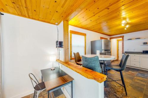 Modern lake-view hotel - all eight rooms - dog-friendly - near beach & golf in Kings Beach (CA)