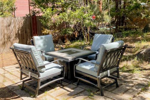 Modern lake-view hotel - all eight rooms - dog-friendly - near beach & golf in Kings Beach (CA)