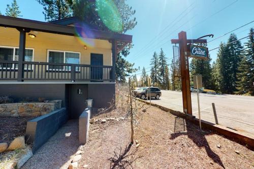 Modern lake-view hotel - all eight rooms - dog-friendly - near beach & golf in Kings Beach (CA)