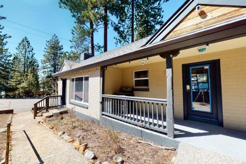 Modern lake-view hotel - all eight rooms - dog-friendly - near beach & golf in Kings Beach (CA)