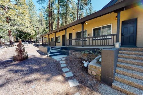 Modern lake-view hotel - all eight rooms - dog-friendly - near beach & golf in Kings Beach (CA)