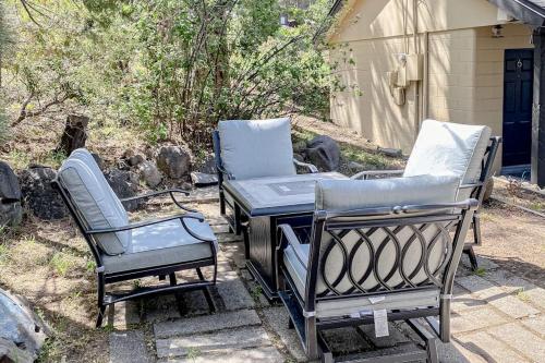 Modern lake-view hotel - all eight rooms - dog-friendly - near beach & golf in Kings Beach (CA)