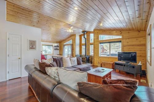 Spacious Cabin-Style Home with Mountain Views & Shared Hot Tub & Pool – khách sạn tại Northwoods