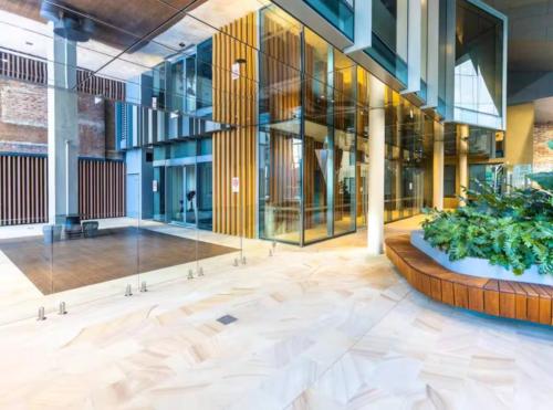 Upscale 2BR Apartment Premium City Living - image 13
