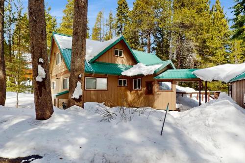 Great family home near Tahoe Donner with a shared pool tennis court & hot tubs – khách sạn tại Northwoods