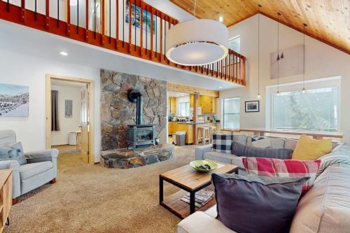 Updated home on quiet street with gas fireplace shared hot tub pool & more – khách sạn tại Prosser Lake Heights