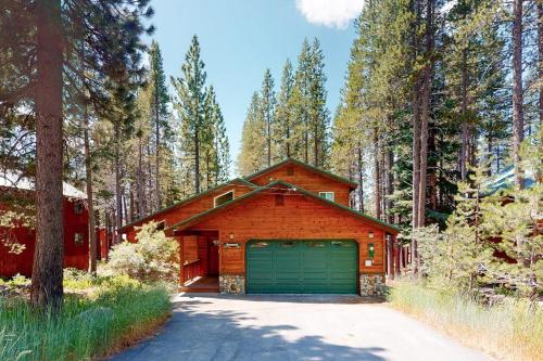 Escape to Mountain Comfort in the Heart of Truckee CA – khách sạn tại Northwoods