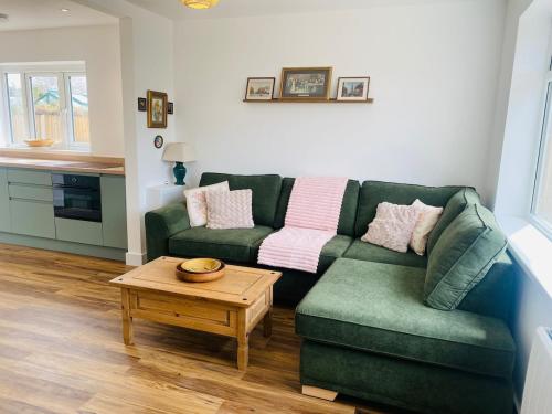 bungalow, quiet, accessible, parking for 2 gîte à louer Gedling