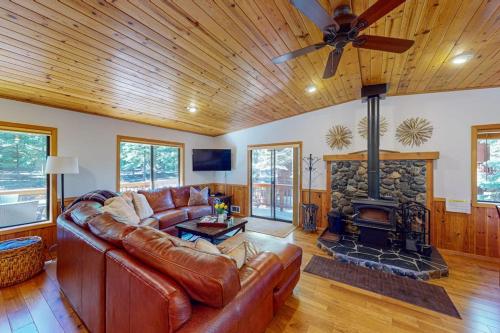 Lovely mountain home with skiing pool hot tub fast WiFi & washer&dryer – khách sạn tại Northwoods