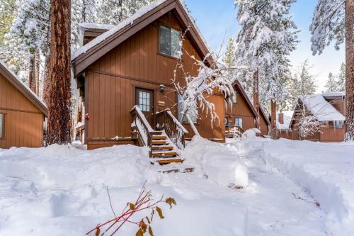Golf front-view cabin with wood stove & forest views - close to activities in Incline Village (NV)