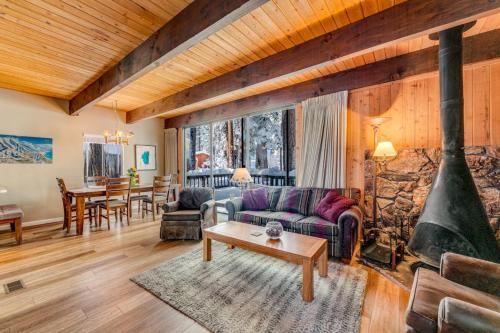 Golf front-view cabin with wood stove & forest views - close to activities in Incline Village (NV)