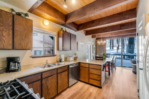 Golf front-view cabin with wood stove & forest views - close to activities in Incline Village (NV)