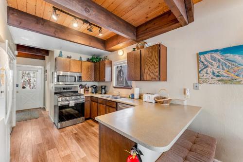 Golf front-view cabin with wood stove & forest views - close to activities in Incline Village (NV)