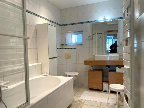 Vannas istaba, ღ La Demeure - Maison calme & cosy, Wifi, Jardin in Verines