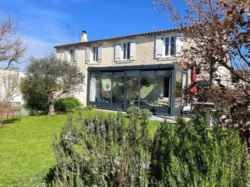 Dārzs, ღ La Demeure - Maison calme & cosy, Wifi, Jardin in Verines