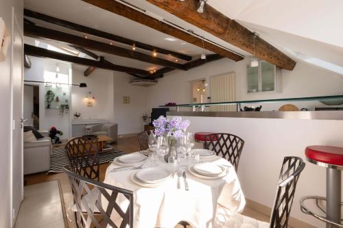 Luxury Top Floor 2BR with Paris Rooftop Views - image 10