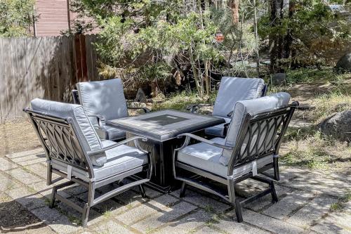 Charming hotel with lakeview golf skiing WiFi & Netflix in Kings Beach (CA)