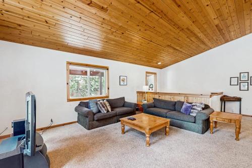 Spacious cabin with shared pools & hot tubs - near skiing hiking & biking – khách sạn tại Northwoods